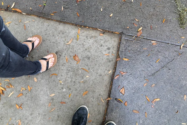 3 ανθρώπινα πόδια στέκεται στο πεζοδρόμιο με χώρο για αντίγραφο χώρο — Φωτογραφία Αρχείου