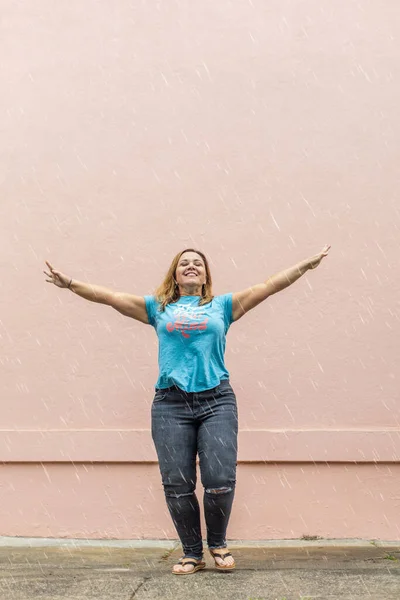 Pełny obraz kobiety w wolnej koszulce myślowej z dżinsami z przestrzenią do kopiowania — Zdjęcie stockowe