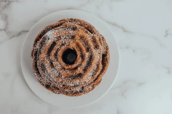 Un adornado y decorativo pastel casero y fresco de chispas de chocolate — Foto de Stock