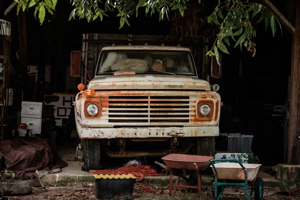 Ένα σκουριασμένο παλιό αμερικάνικο φορτηγάκι. — Φωτογραφία Αρχείου