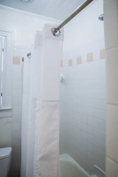 Weiße Badezimmerdusche mit Vintage-Fliesen im alten Ferienhaus — Stockfoto