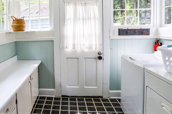 A vintage laundry room filled with windows and natural light — Stock Photo, Image