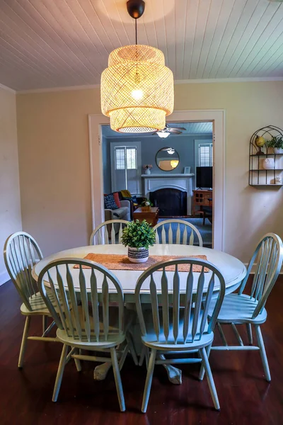 Un pequeño comedor con una ficción de iluminación de ratán declaración y una mesa de comedor azul pintado —  Fotos de Stock