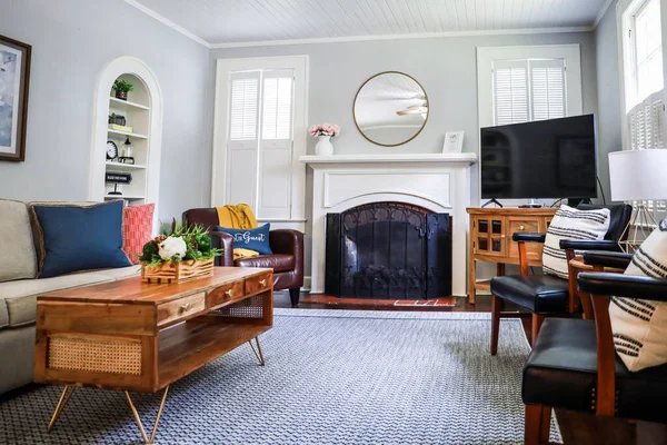 Ett rent och klassiskt luftigt vardagsrum i en liten stuga korttidsuthyrning — Stockfoto