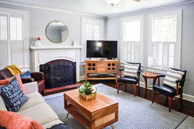 Kısa süreli kiralanan küçük bir kulübede temiz ve klasik bir oturma odası.