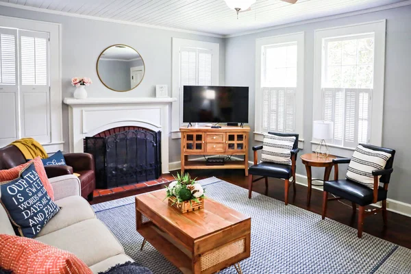 Una sala de estar aireada limpia y clásica de una pequeña casa de campo de alquiler a corto plazo —  Fotos de Stock