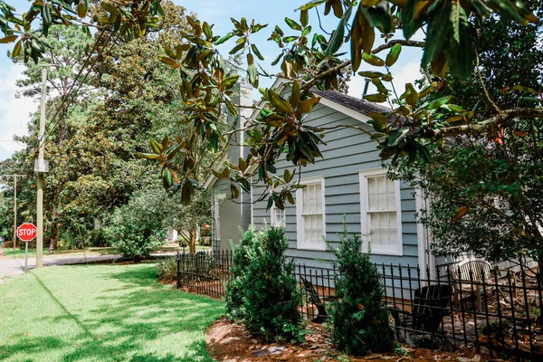 Una pequeña casa de estilo casa de campo azul reventadamente renovado — Foto de Stock