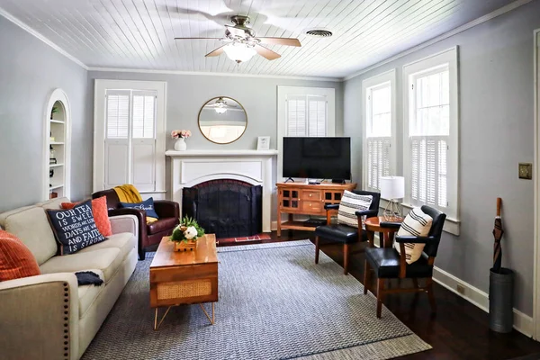 Una sala de estar aireada limpia y clásica de una pequeña casa de campo de alquiler a corto plazo — Foto de Stock