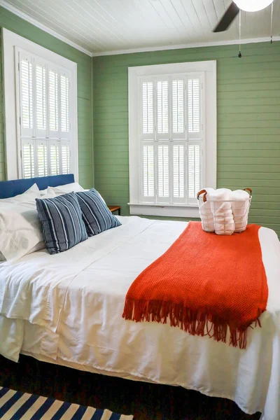 Спальня с двуспальной кроватью и вентилятор в краткосрочной аренде домика в стиле коттеджа — стоковое фото