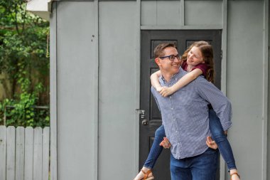 10 yaşındaki kızını sırtında taşıyan bir baba. Hem de dışarıda.