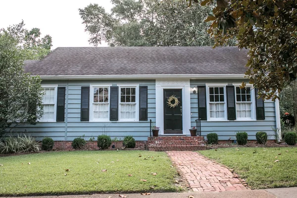 Una casa de estilo casita azul recientemente renovado — Foto de Stock