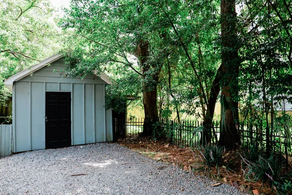 Edificio de madera al aire libre azul cobertizo para almacenamiento — Foto de Stock