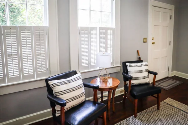 Два гостевых стула в гостиной небольшой кабинки краткосрочной аренды — стоковое фото