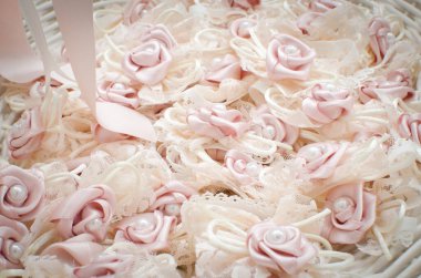 Küçük pembe güller düğün töreni için süslenir. 