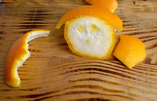 Cáscara Naranja Como Cara Aislado Sobre Fondo Madera Áspera —  Fotos de Stock