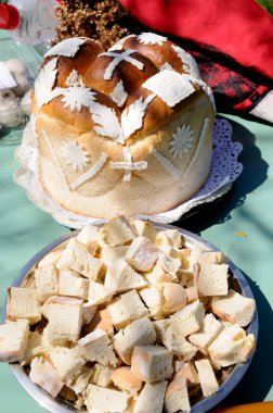 Geleneksel ev yapımı Sırp Paskalya ekmeği yeşil masa ve açık havada etkinlik
