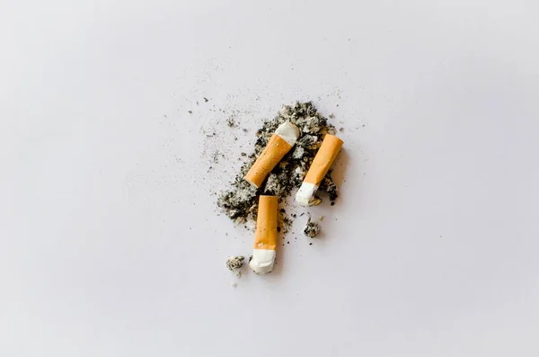 Três Manteiga Cigarro Pilha Cinzas Isolado Fundo Branco Vista Cima — Fotografia de Stock