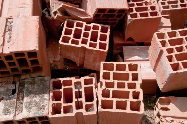 Yukarıdan büyük dikdörtgen delikli eski kırmızı tuğlalar. 