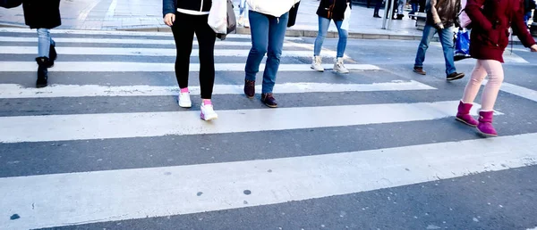 Menschenmenge läuft auf Zebrastreifen über viel befahrene Stadtstraße — Stockbild Menschenmenge Läuft Auf Zebrastreifen Über Viel Befahrene Stadtstraße — Stockfoto