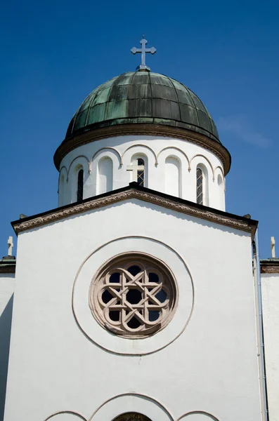 Detail Van Witte Orthodoxe Kerk Met Kruis Ronde Venster Zonnige — Stockfoto