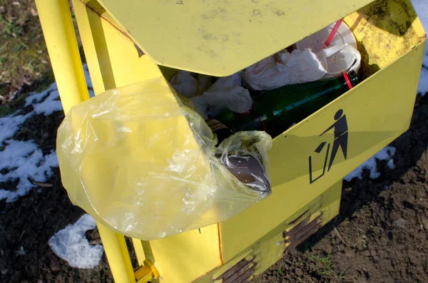 Lata Lixo Amarelo Com Sinal Lixo Saco Plástico Garrafa Palha — Fotografia de Stock