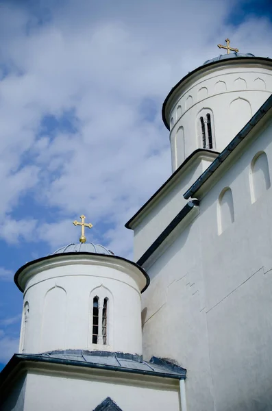 Cerkiew Krzyżem Oknem Słoneczny Dzień Błękitnym Niebem Chmurami — Zdjęcie stockowe