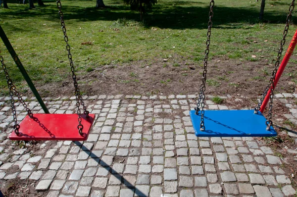 Zwei Rote Und Blaue Schaukeln Aus Metall Park — Stockfoto