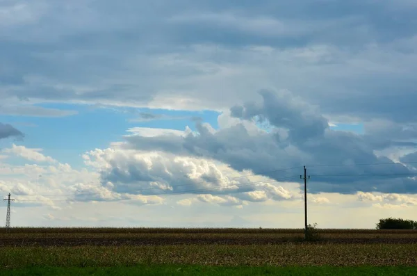 Veld Met Dramatische Wolken Lucht Voor Storm Elektrische Polen Verre — Stockfoto