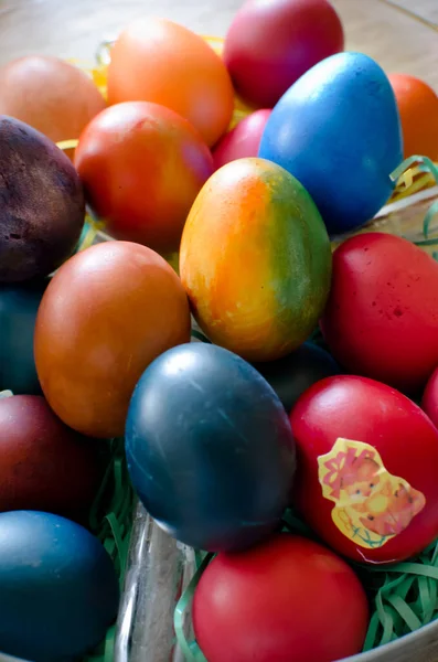 Huevos Pascua Colores Cesta Aislado Cerca Imagen Vertical Vista Superior Fotos De Stock Sin Royalties Gratis