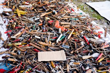 Bit pazarındaki eski paslı aletler, el işi aletleri, tornavida, kerpeten, anahtarlar. El işi için mekanik araçlar kümesi