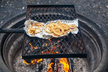 Soğanlar alüminyum folyoda kızartılıyor..