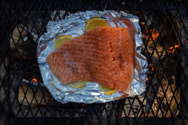 Somon filetoları demir ızgarada ızgarada kızartılır.. 