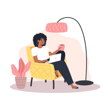 Koltukta oturan ve bilgisayarla evden çalışan genç bir kadın.