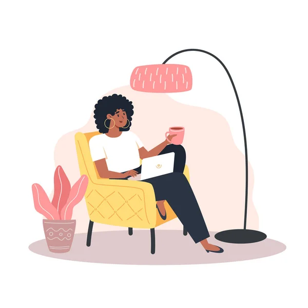 Koltukta oturan ve bilgisayarla evden çalışan genç bir kadın.