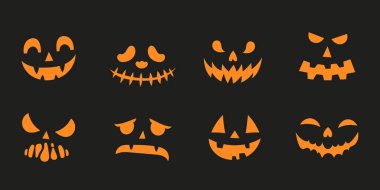 Siyah arka planda Cadılar Bayramı için ürkütücü ve komik turuncu balkabağı yüzleri.