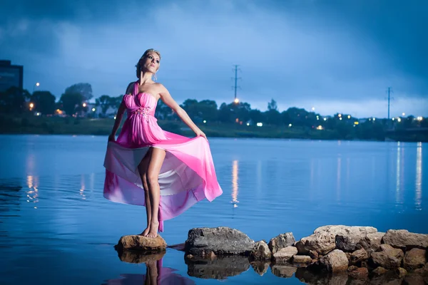 Oksana espalha vestido na rocha com vista para o rio . Imagem De Stock
