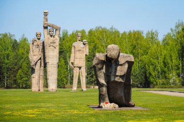 Salaspils Anıt Topluluğu 'ndaki anıtlar. Anıt, Letonya 'daki Salaspils toplama kampının eski yerinde yer almaktadır.