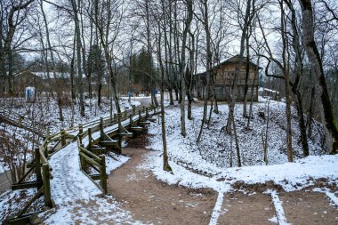 13. yüzyılın kalıntıları Krimulda Taş Şatosu ve kışın Krimulda 'ya park etmek. Krimulda Sigulda yakınlarında, Letonya, Avrupa 'da. Yüksek kalite fotoğraf