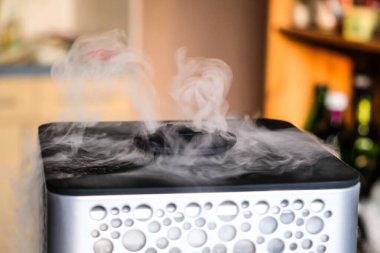 Sabah ışığında nemlendiriciden çıkan buhar. Hava nemlendiricisinden çıkan buhar. Bir evde hava nem seviyesi. Seçici odak