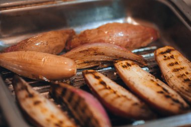 Izgarada pişirilmiş soğan. Odaklanmamış