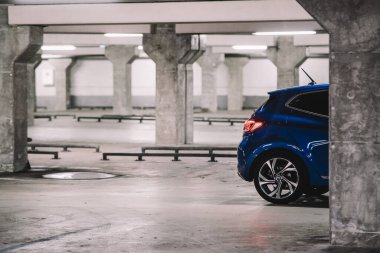 Riga, Letonya - 6 Ocak 2021: Yeni Araba Renault Clio E-TECH 140 HYBRID RS, 2020. Seçici odak