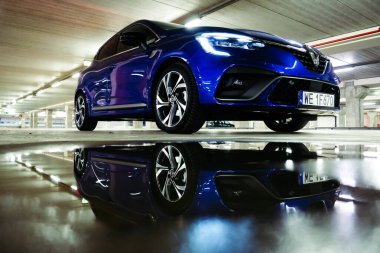 Riga, Letonya - 6 Ocak 2021: Yeni Araba Renault Clio E-TECH 140 HYBRID RS, 2020. Seçici odak