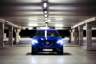 Riga, Letonya - 6 Ocak 2021: Yeni Araba Renault Clio E-TECH 140 HYBRID RS, 2020. Seçici odak