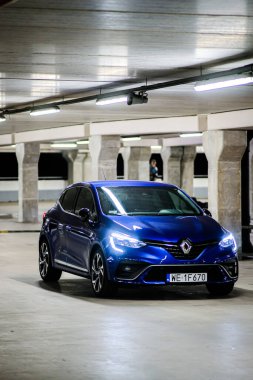 Riga, Letonya - 6 Ocak 2021: Yeni Araba Renault Clio E-TECH 140 HYBRID RS, 2020. Seçici odak