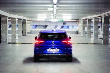 Riga, Letonya - 6 Ocak 2021: Yeni Araba Renault Clio E-TECH 140 HYBRID RS, 2020. Seçici odak