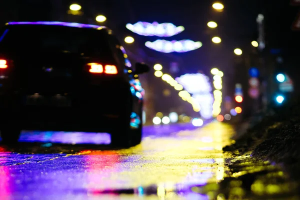 Magnifiques veilleuses et feux de circulation, voiture dans la rue. Fond flou. Concentration sélective — Photo