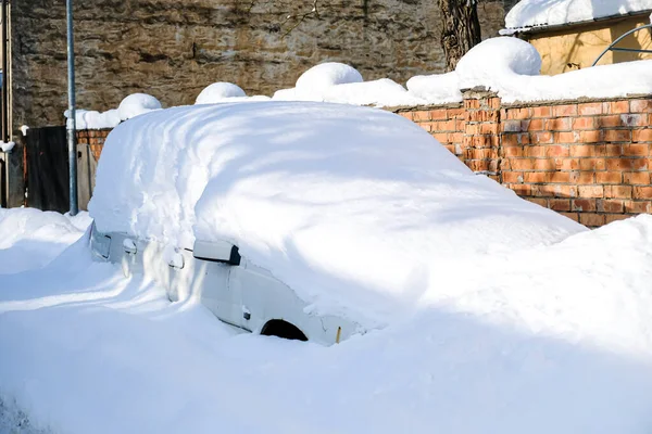 Auto sotto uno spesso strato di neve dopo forti nevicate — Foto Stock