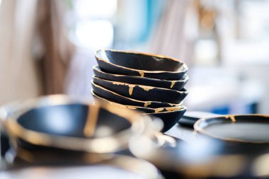 Minimalist ve ileri teknoloji seramik çömlek sanatçıları atölyesi. Seçici odak