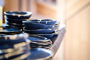 Minimalist ve ileri teknoloji seramik çömlek sanatçıları atölyesi. Seçici odak