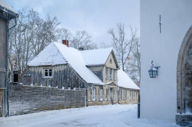 Letonya 'nın Cesis şehrinin tarihi merkezinde Snowy Caddesi. Seçici odak
